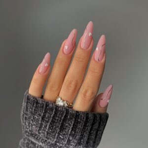 Красивий манікюр на руках крупним планом