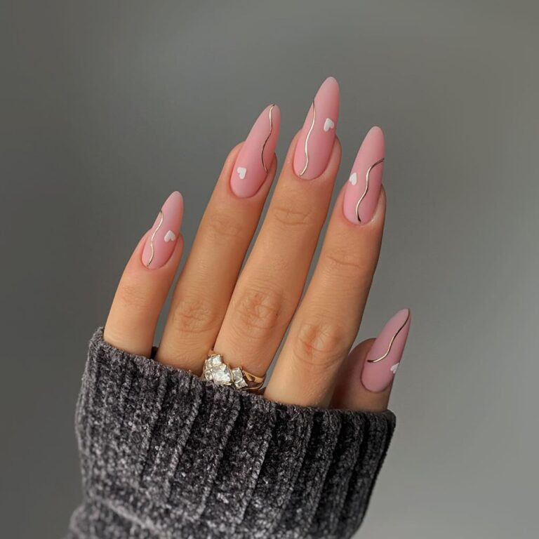 Красивий манікюр на руках крупним планом