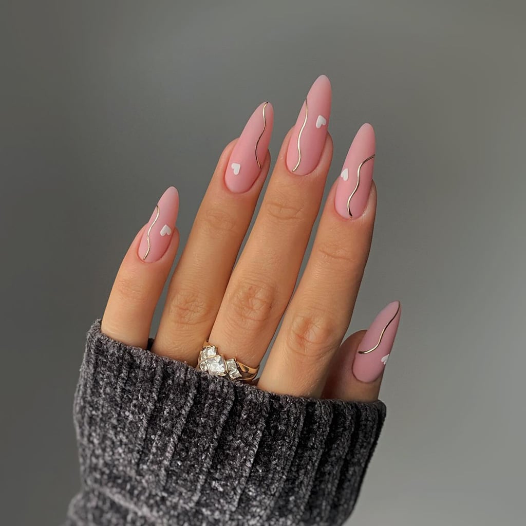 Красивий манікюр на руках крупним планом