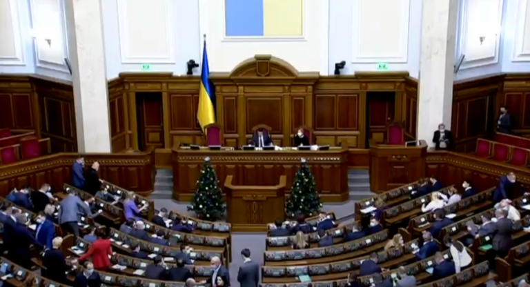 Людина пише заяву