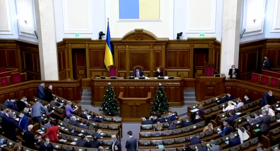 Людина пише заяву