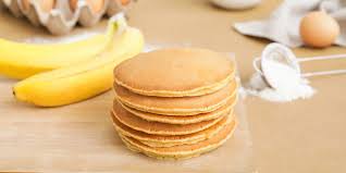 Панкейки з бананами на тарілці