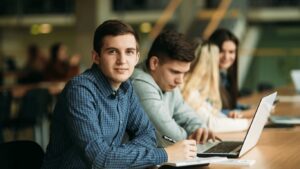 студенти в університетській аудиторії