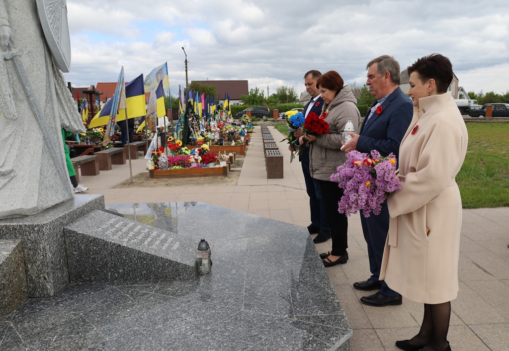 люди біля меморіалу жертв війни