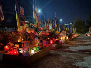 люди покладають квіти до меморіалу загиблим