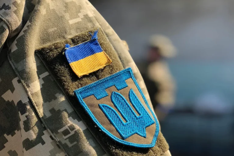 працівник із документами про бронювання у ТЦК