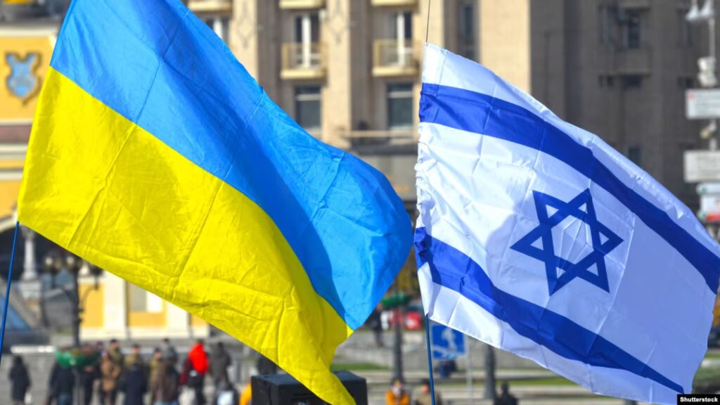 людина читає закон про протидію дискримінації