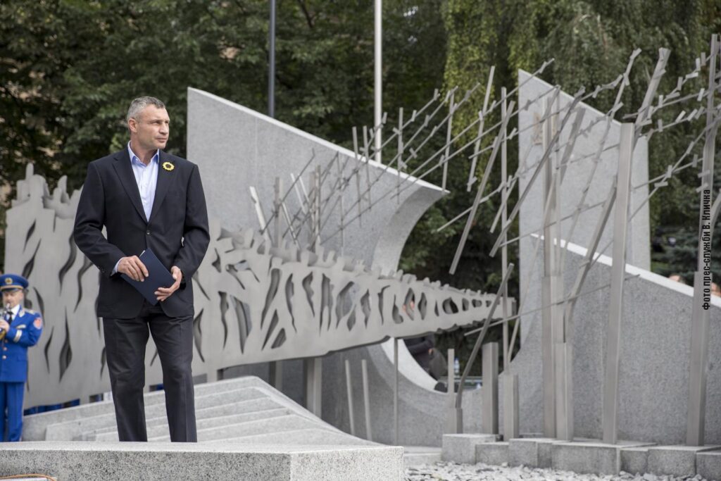 люди біля меморіалу загиблим у війні