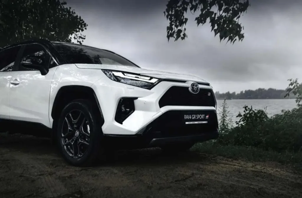 Toyota RAV4 на трасі
