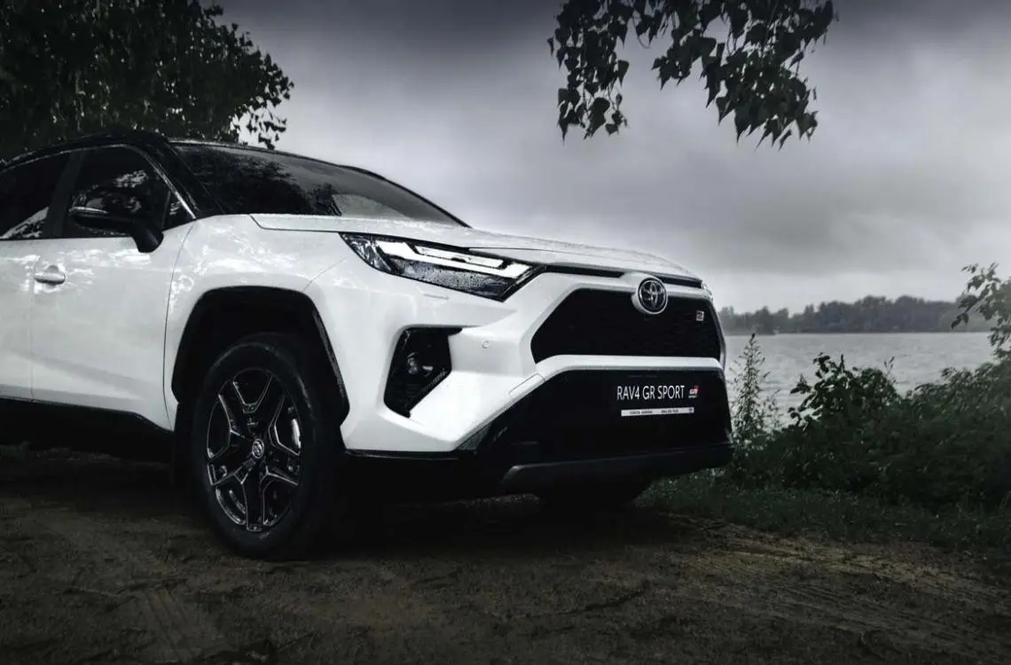 Toyota RAV4 на трасі